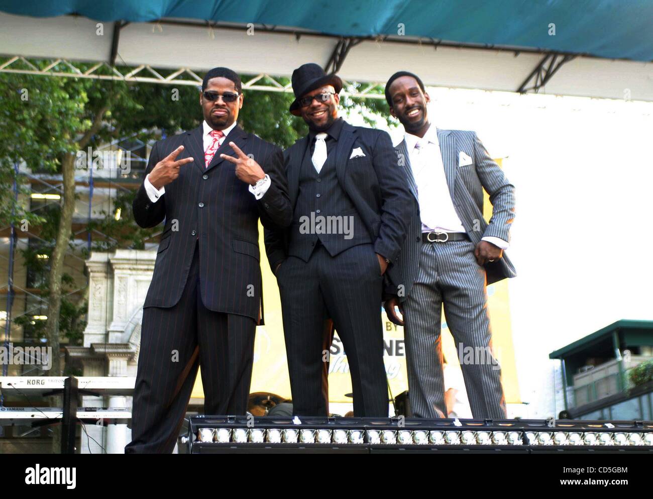 20 juin 2008 - New York, New York, États-Unis - K58710BCO.Boyz II Men EFFECTUER SUR ABC'S GOOD MORNING AMERICA CONCERT SERIES.Bryant Park, New York, 06-20-2008.NATHAN MORRIS WANYA MORRIS ET SCOTT STOCKMAN. - 2008 : l'image de crédit(Â© Bruce Cotler/Photos/ZUMAPRESS.com) Globe Banque D'Images
