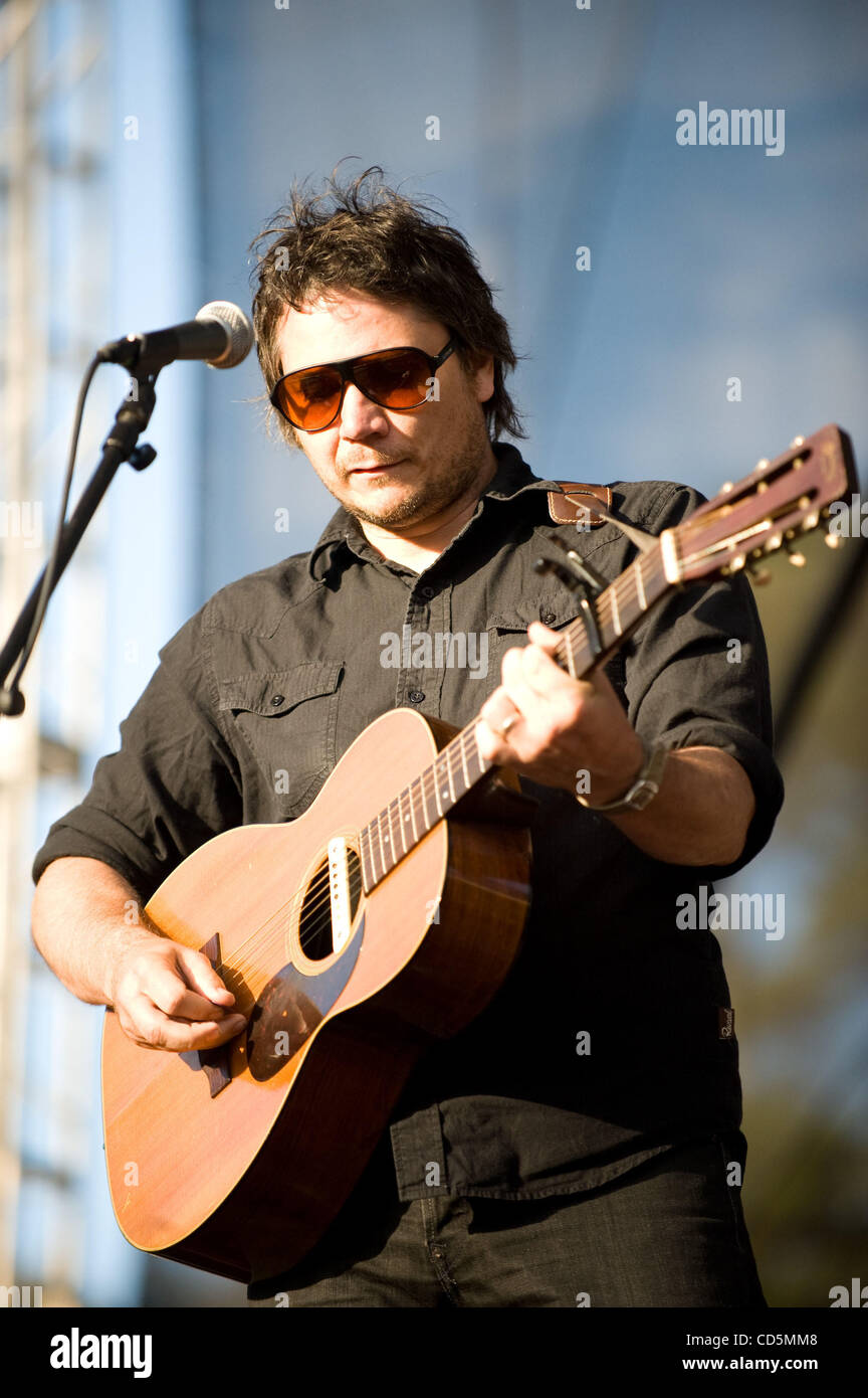 Aug 24, 2008 - San Francisco, Californie, Etats-Unis - le chanteur et guitariste JEFF TWEEDY de Wilco le groupe se produit sur scène dans le cadre de la première assemblée annuelle des terres en dehors de la Musique et Arts Festival. Les trois jours du festival, qui se déroule à la Golden Gate Park attirera des milliers de fans de musique à voir une variété o Banque D'Images