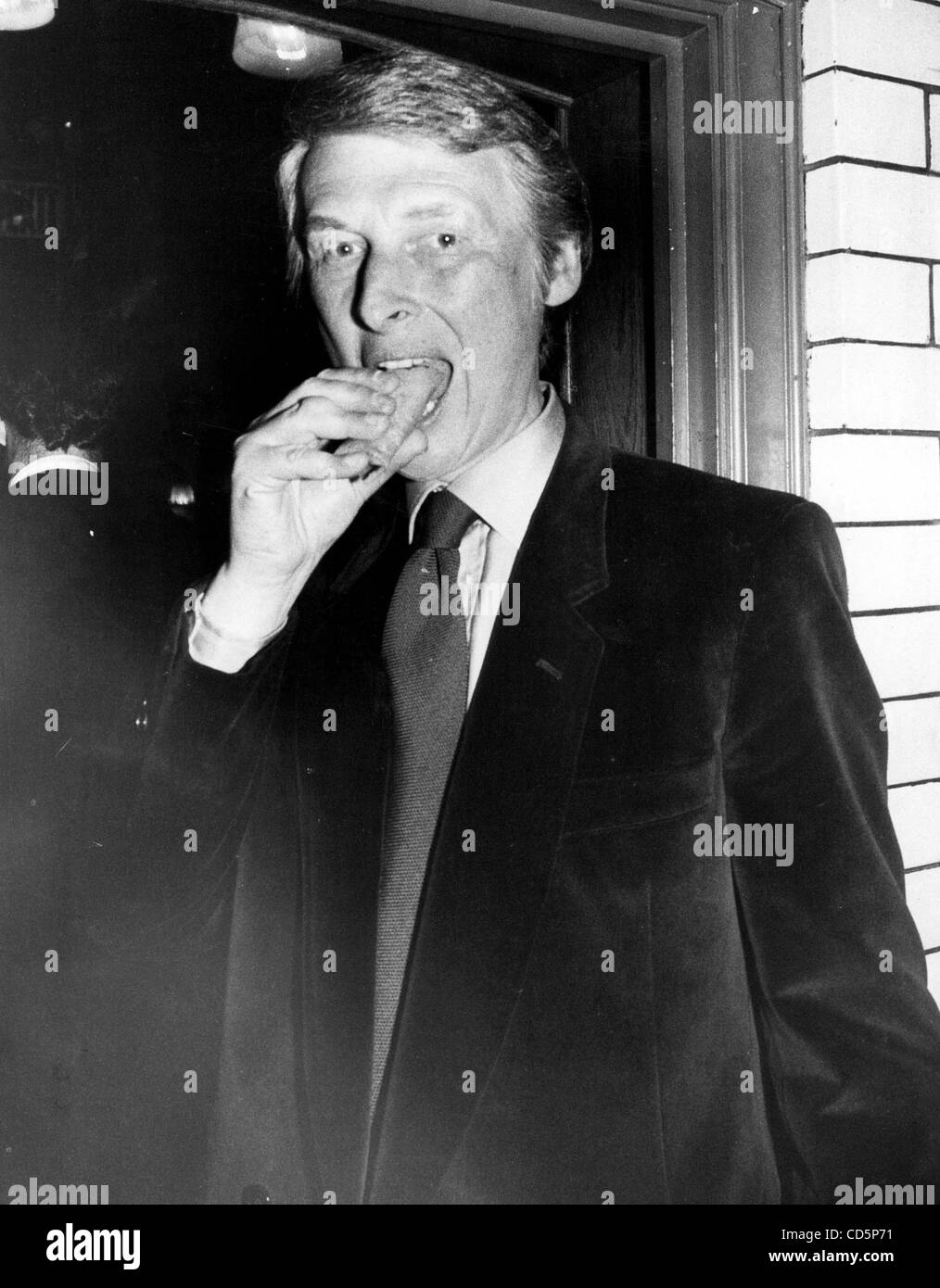 11 septembre 2008 - New York, New York, États-Unis - Mike Nichols BÉNÉFICIE D'UN EGG ROLL À L'HOMME DE GINGEMBRE.(Image Crédit : Â© Judie Burstein/Photos/ZUMAPRESS.com) Globe Banque D'Images