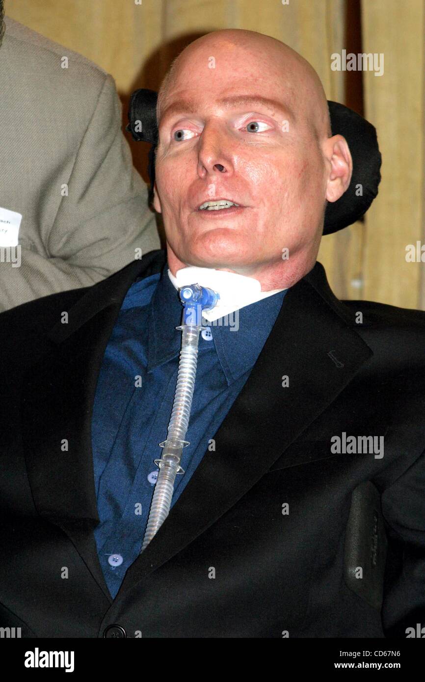 19 septembre 2003 - New York, New York, États-Unis - K32988RM.Christopher Reeve EST INVITÉ D'HONNEUR DE LA FONDATION LASKER RÉALISATIONS RESPECT DÉJEUNER DANS LA RECHERCHE MÉDICALE À L'HÔTEL PIERRE , NYC 09/19/2003. / CHRISTOPHER REEVE(Image Crédit : Â© Rick Mackler/Photos/ZUMAPRESS.com) Globe Banque D'Images