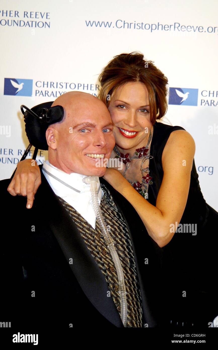 Novembre 24, 2003 - New York, New York, États-Unis - K34294JBU.LA PARALYSIE CHRISTOPHER REEVE FOUNDATION.ACCUEILLE LA 13E ÉDITION DU ''Une soirée magique''GALA..MARRIOTT MARQUIS NEW YORK, New York..11/24/2003. / 2003..CHRISTOPHER AND DANA REEVE(Image Crédit : Â© Judie Burstein/Photos/ZUMAPRESS.com) Globe Banque D'Images