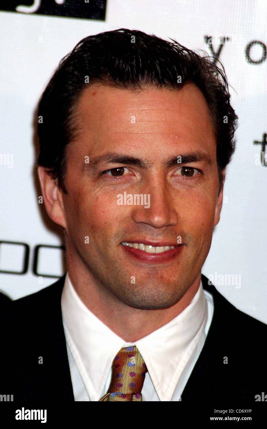 Avril 8, 2004 - New York, New York, États-Unis - K36553RB.L 2004 PRIX BRIQUE FAIRE QUELQUE CHOSE AU METROPOLITAN PAVILION, NEW YORK New York..04/08/2004. / 2004..ANDREW SHUE(Image Crédit : Â© Rick Mackler/Photos/ZUMAPRESS.com) Globe Banque D'Images