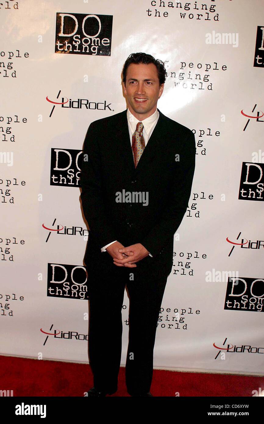 Avril 8, 2004 - New York, New York, États-Unis - K36553RB.L 2004 PRIX BRIQUE FAIRE QUELQUE CHOSE AU METROPOLITAN PAVILION, NEW YORK New York..04/08/2004. / 2004..ANDREW SHUE(Image Crédit : Â© Rick Mackler/Photos/ZUMAPRESS.com) Globe Banque D'Images