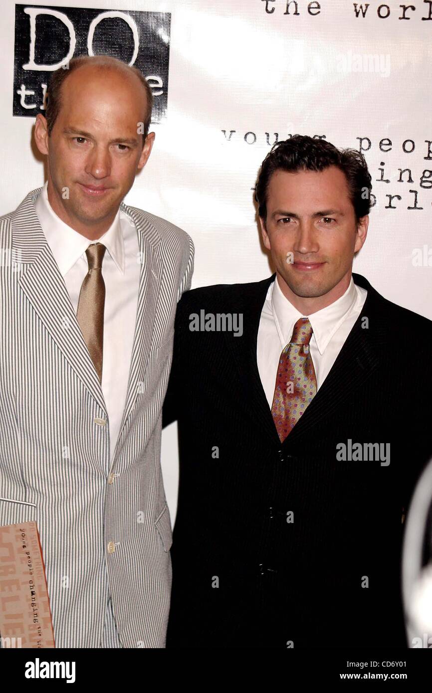 Avril 8, 2004 - New York, New York, États-Unis - K36553RB.L 2004 PRIX BRIQUE FAIRE QUELQUE CHOSE AU METROPOLITAN PAVILION, NEW YORK New York..04/08/2004. / 2004..ANTHONY EDWARDS ET ANDREW SHUE(Image Crédit : Â© Rick Mackler/Photos/ZUMAPRESS.com) Globe Banque D'Images
