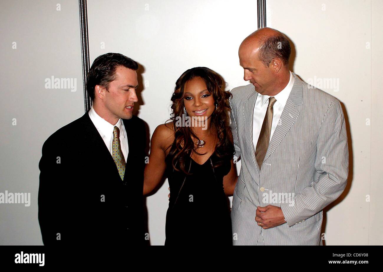 Avril 8, 2004 - New York, New York, États-Unis - K36553RB.L 2004 PRIX BRIQUE FAIRE QUELQUE CHOSE AU METROPOLITAN PAVILION, NEW YORK New York..04/08/2004. / 2004..ANDREW SHUE, Ashanti, et .ANTHONY EDWARDS(Image Crédit : Â© Rick Mackler/Photos/ZUMAPRESS.com) Globe Banque D'Images