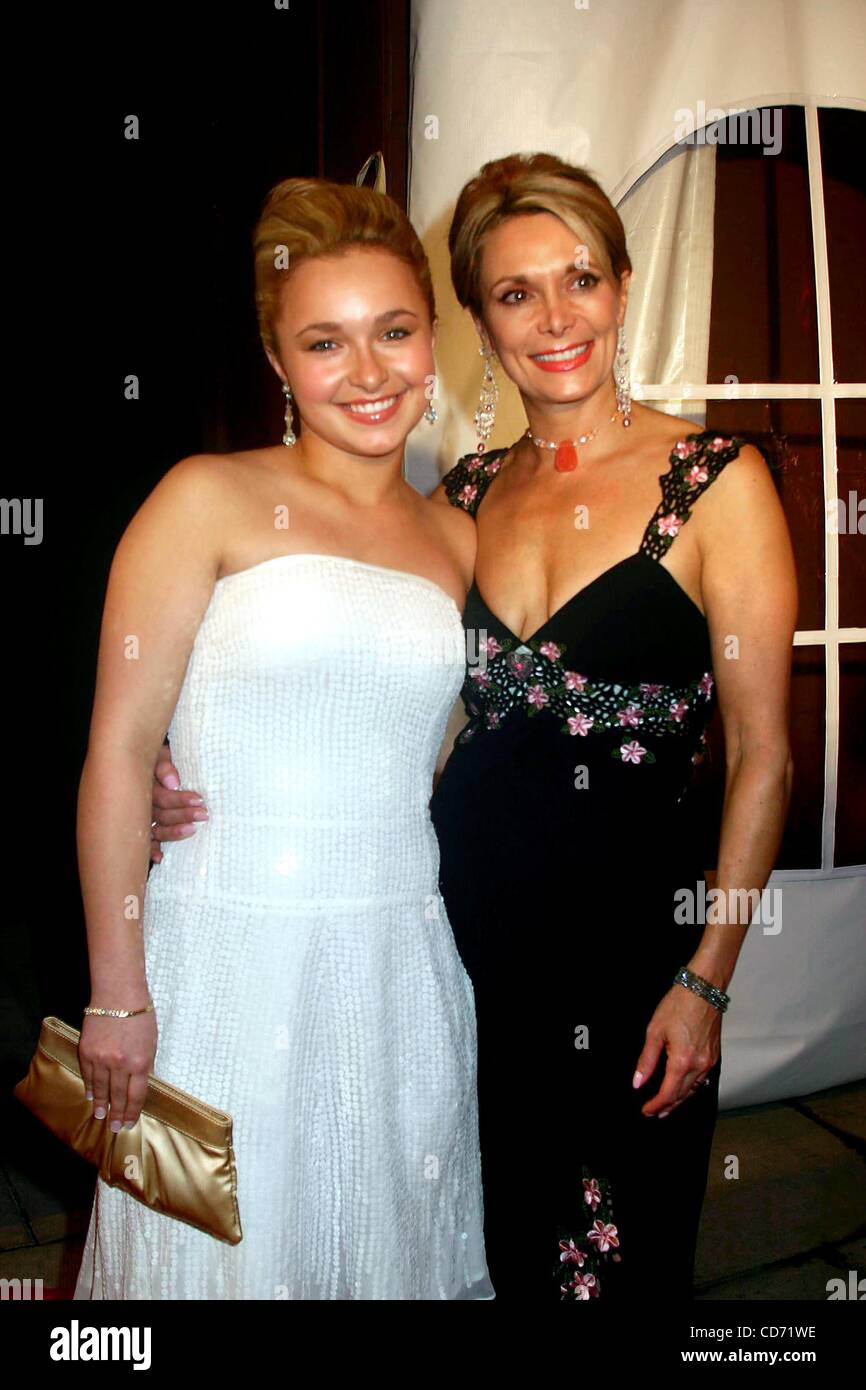 2 mai 2004 - New York, New York, États-Unis - K37007ML.TRIBECA FILM FESTIVAL.SOIRÉE D'OUVERTURE DE LA PREMIERE ''HELEN''..TRIBECA PERFORMING ARTS CENTER, NEW YOK New York..04/02/2004. / 2004.Hayden Panettiere(Image Crédit : Â© Mitchell Levy/Photos/ZUMAPRESS.com) Globe Banque D'Images