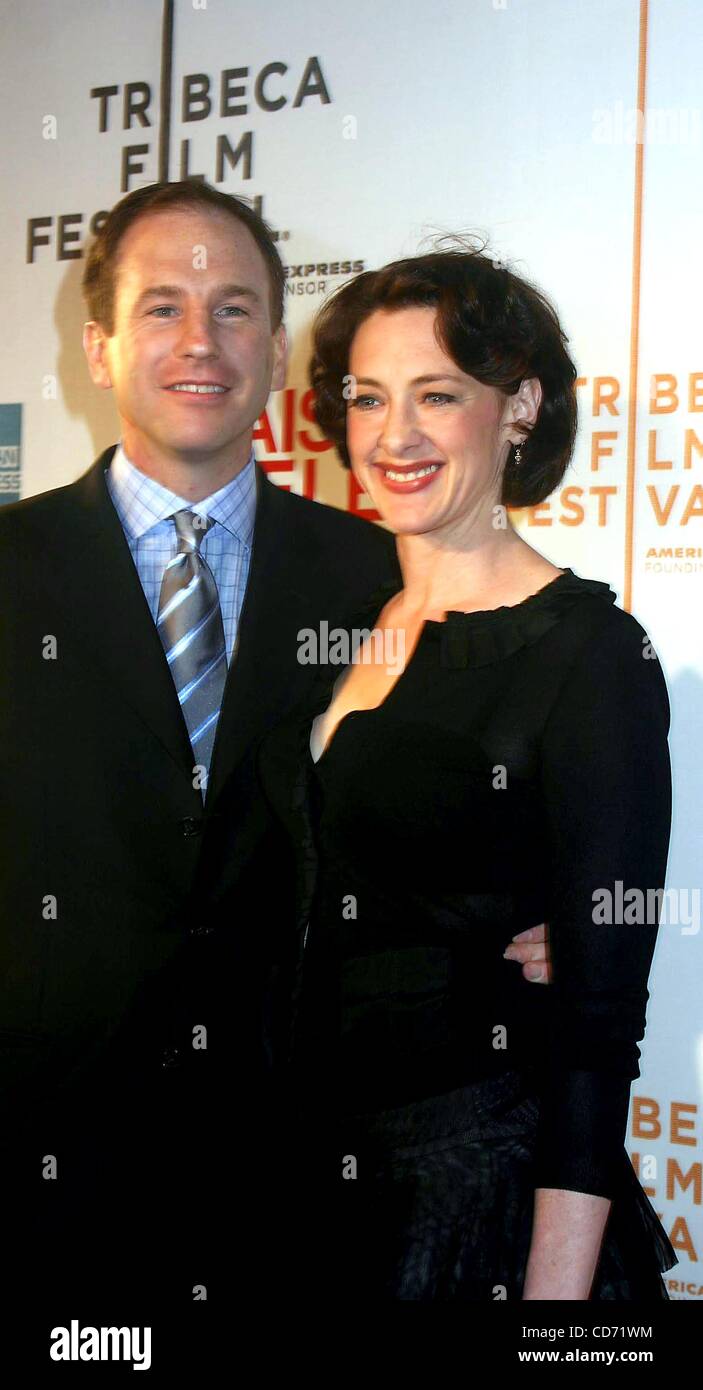 2 mai 2004 - New York, New York, États-Unis - K37007ML.TRIBECA FILM FESTIVAL.SOIRÉE D'OUVERTURE DE LA PREMIERE ''HELEN''..TRIBECA PERFORMING ARTS CENTER, NEW YOK New York..04/02/2004. / 2004.JOAN CUSACK ET SON MARI(Image Crédit : Â© Mitchell Levy/Photos/ZUMAPRESS.com) Globe Banque D'Images