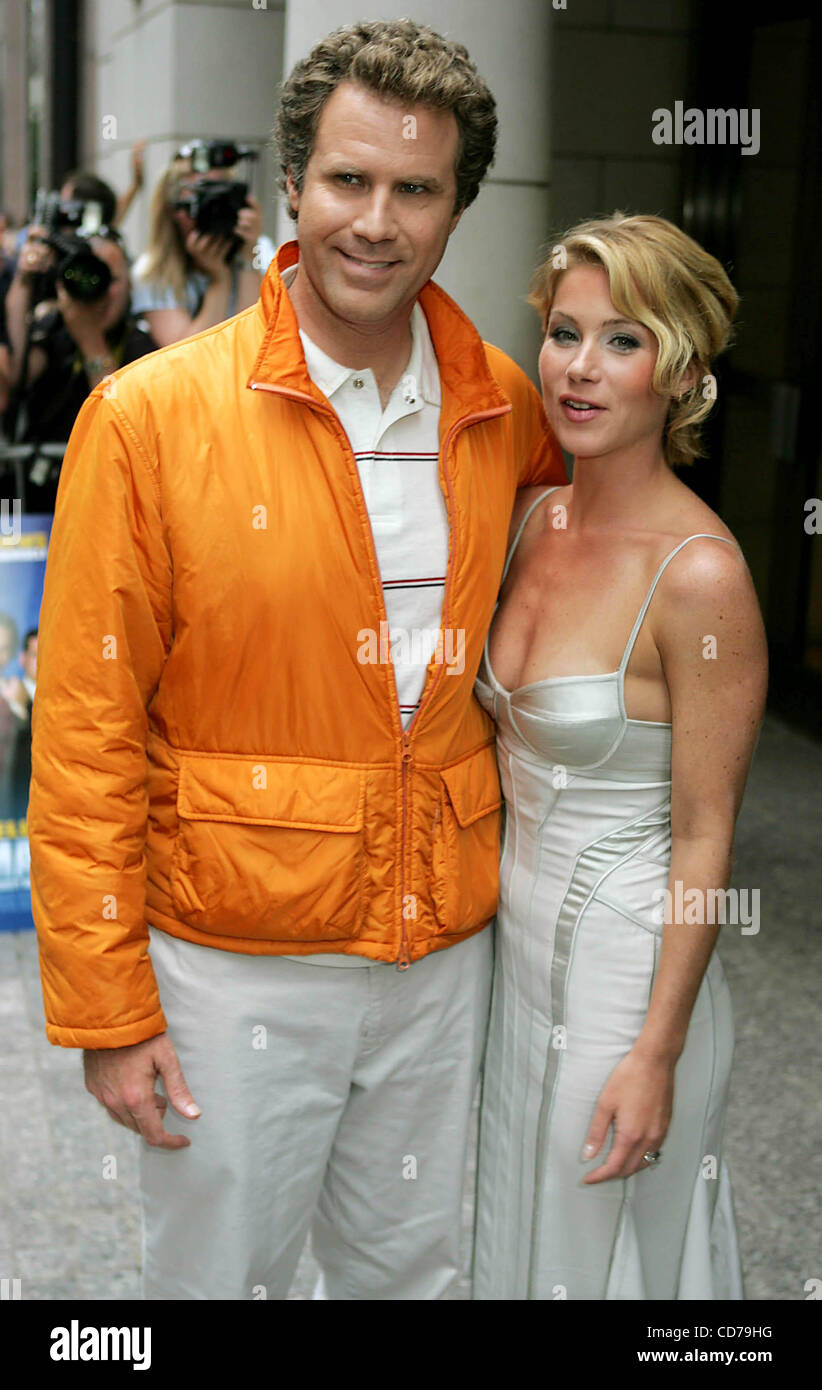 7 juillet 2004 - New York, New York, États-Unis - K38225RM.PROJECTION SPÉCIALE DE ''PRÉSENTATEUR LA LÉGENDE DE RON BURGUNDY'' AU MUSÉE DE TELEVISI0N ET RADIO , NEW YORK New York 07/07/2004. / Will Ferrell Christina Applegate(Image Crédit : Â© Rick Mackler/Photos/ZUMAPRESS.com) Globe Banque D'Images