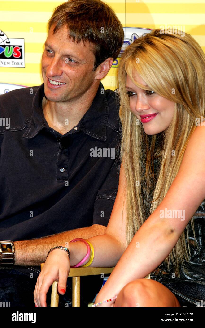15 juillet 2004 - New York, New York, États-Unis - K38354RM.Tony Hawk et Hilary Duff À INTRODUIRE LE VIDEONOW HASBRO ''Couleur'' CHEZ TOYS R US, TIMES SQUARE, NEW YORK New York..07/15/2004. / RANGEFINGERS / 2004 Crédit : Image(© Rick Mackler/Photos/ZUMAPRESS.com) Globe Banque D'Images
