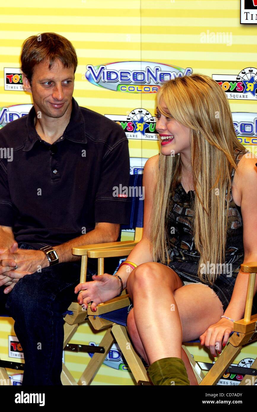 15 juillet 2004 - New York, New York, États-Unis - K38354RM.Tony Hawk et Hilary Duff À INTRODUIRE LE VIDEONOW HASBRO ''Couleur'' CHEZ TOYS R US, TIMES SQUARE, NEW YORK New York..07/15/2004. / RANGEFINGERS / 2004 Crédit : Image(© Rick Mackler/Photos/ZUMAPRESS.com) Globe Banque D'Images