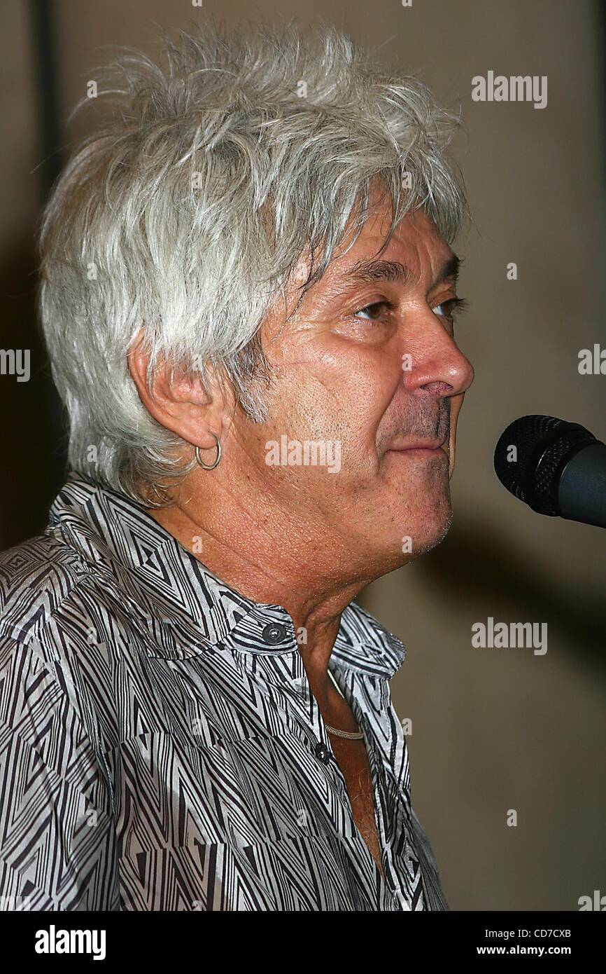 17 août 2004 - New York, New York, États-Unis - K38802ML.IAN MCLAGAN DES VISAGES AU VIRGIN MEGA STORE À UNION SQUARE POUR UNE PERFORMANCE EN DIRECT ET LA SIGNATURE DES VISAGES BOX SET : cinq gars MARCHE DANS UN BAR, NEW YORK New York .08/17/2004. / 2004.IAN MCLAGAN(Image Crédit : Â© Mitchell Levy/Globe Ph Banque D'Images