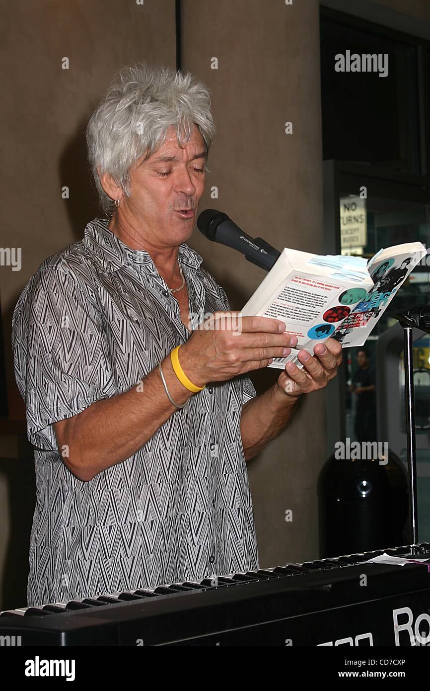 17 août 2004 - New York, New York, États-Unis - K38802ML.IAN MCLAGAN DES VISAGES AU VIRGIN MEGA STORE À UNION SQUARE POUR UNE PERFORMANCE EN DIRECT ET LA SIGNATURE DES VISAGES BOX SET : cinq gars MARCHE DANS UN BAR, NEW YORK New York .08/17/2004. / 2004.IAN MCLAGAN(Image Crédit : Â© Mitchell Levy/Globe Ph Banque D'Images