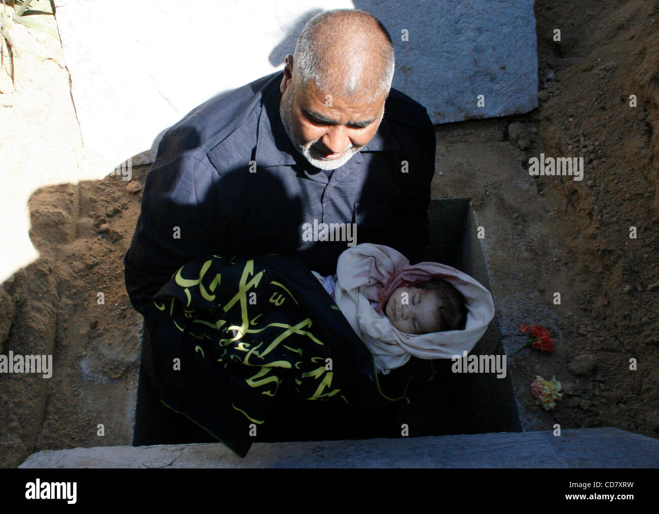 Mar 05, 2008 - Al-Karara, bande de Gaza - Un homme porte le corps d'un nouveau-né bébé palestinien, que les médecins palestiniens a déclaré a été tué par les forces israéliennes des coups tard mardi, dans le centre de la bande de Gaza. Un mois Amira Abu Akar a été tué dans le village d'Al-Karara au sud de Gaza, les sources Banque D'Images