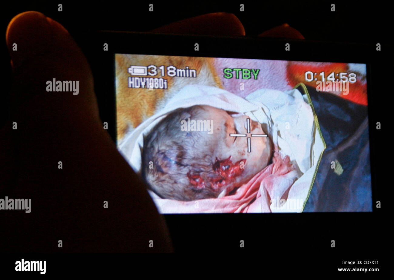 Mar 05, 2008 - Al-Karara, bande de Gaza - Le corps d'un mois fille palestinienne Amira Abu Akar, réside dans sa maison au cours de ses funérailles dans la ville de Gaza, le 5 mars 2008. Le bébé et un militant du Jihad islamique ont été tués au cours d'une incursion militaire israélienne à Gaza brève . Un mois d'un Amira Banque D'Images