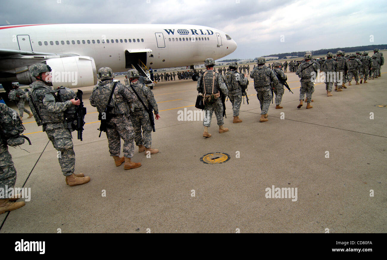 Mar 18, 2008 - Fort Campbell, Kentucky, USA - troupes de 4e Brigade Combat Team, 506e Régiment d'infanterie, bord d'un avion nolisé des voies aériennes du monde au début de leurs quinze mois de déploiement en Afghanistan pour l'opération Enduring Freedom. La 4ème BCT fait partie de la 101st Airborne Division, Fort Ca Banque D'Images