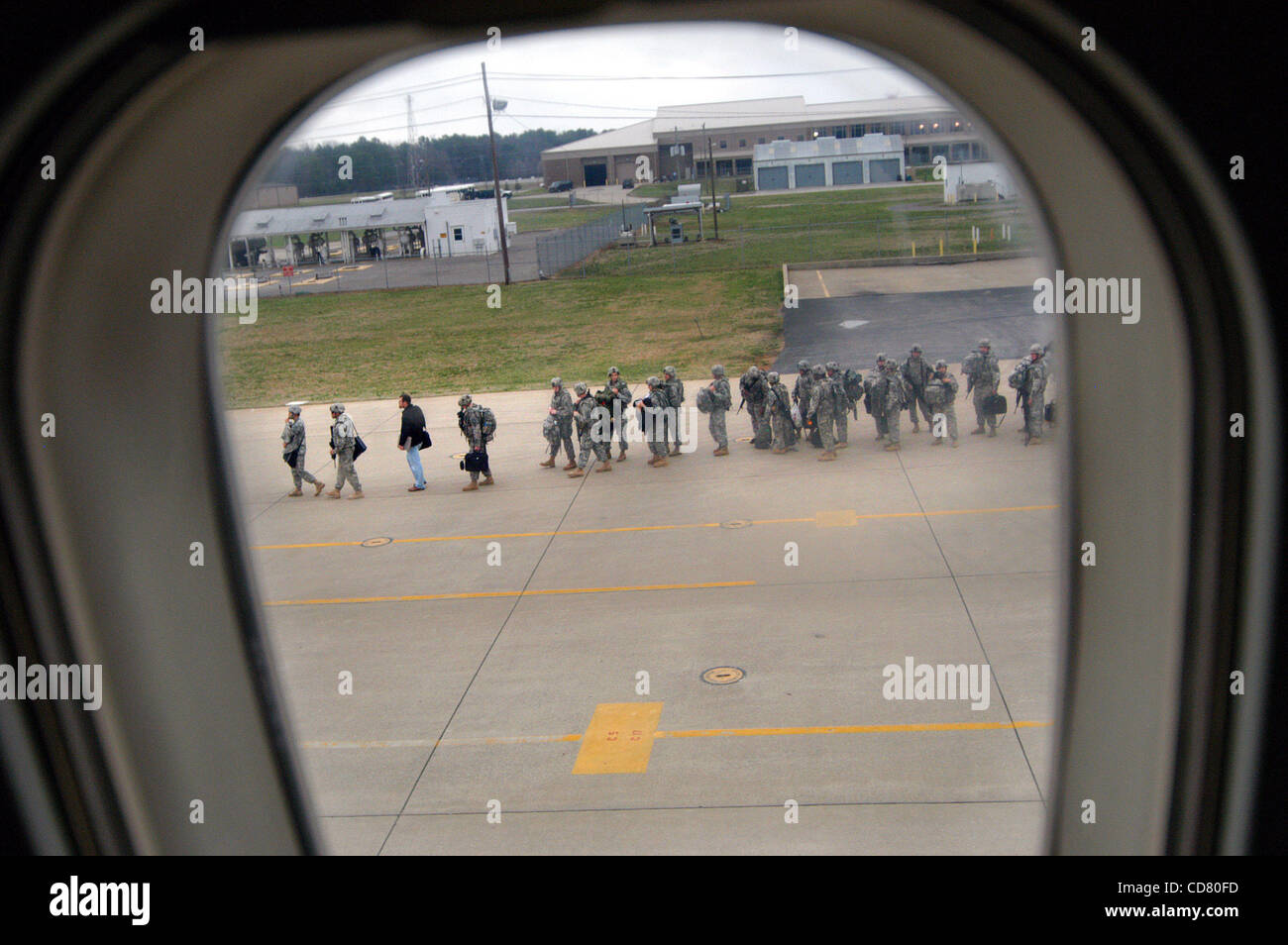 Mar 18, 2008 - Fort Campbell, Kentucky, USA - troupes de 4e Brigade Combat Team, 506e Régiment d'infanterie, bord d'un avion nolisé des voies aériennes du monde au début de leurs quinze mois de déploiement en Afghanistan pour l'opération Enduring Freedom. La 4ème BCT fait partie de la 101st Airborne Division, Fort Ca Banque D'Images