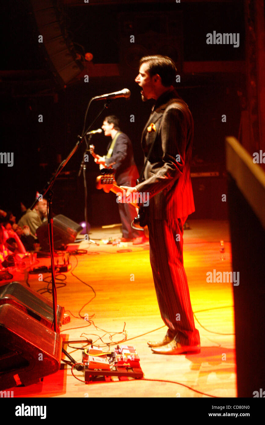 Les chèvres de montagne situés au Webster Hall sur Mars 18,2008. John Darnielle - chanteur, guitare Peter Hughes - bass - Jon Wurster - batterie au premier plan Banque D'Images