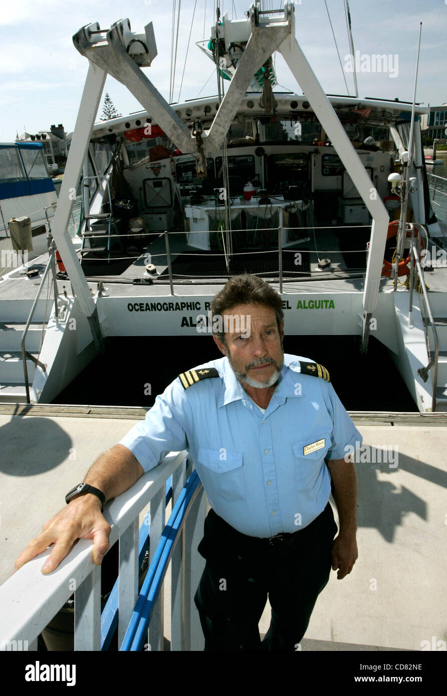 Apr 14, 2008 - Long Beach, CA, USA CHARLES MOORE au quai avec son catamaran de recherche nommé l'Alguita. Moore est un chercheur marine crédité de la découverte de la "Grande Plaque de déchets du Pacifique", une décharge flottante de la taille de l'Australie créé par les courants du Pacifique. Crédit obligatoire : P Banque D'Images