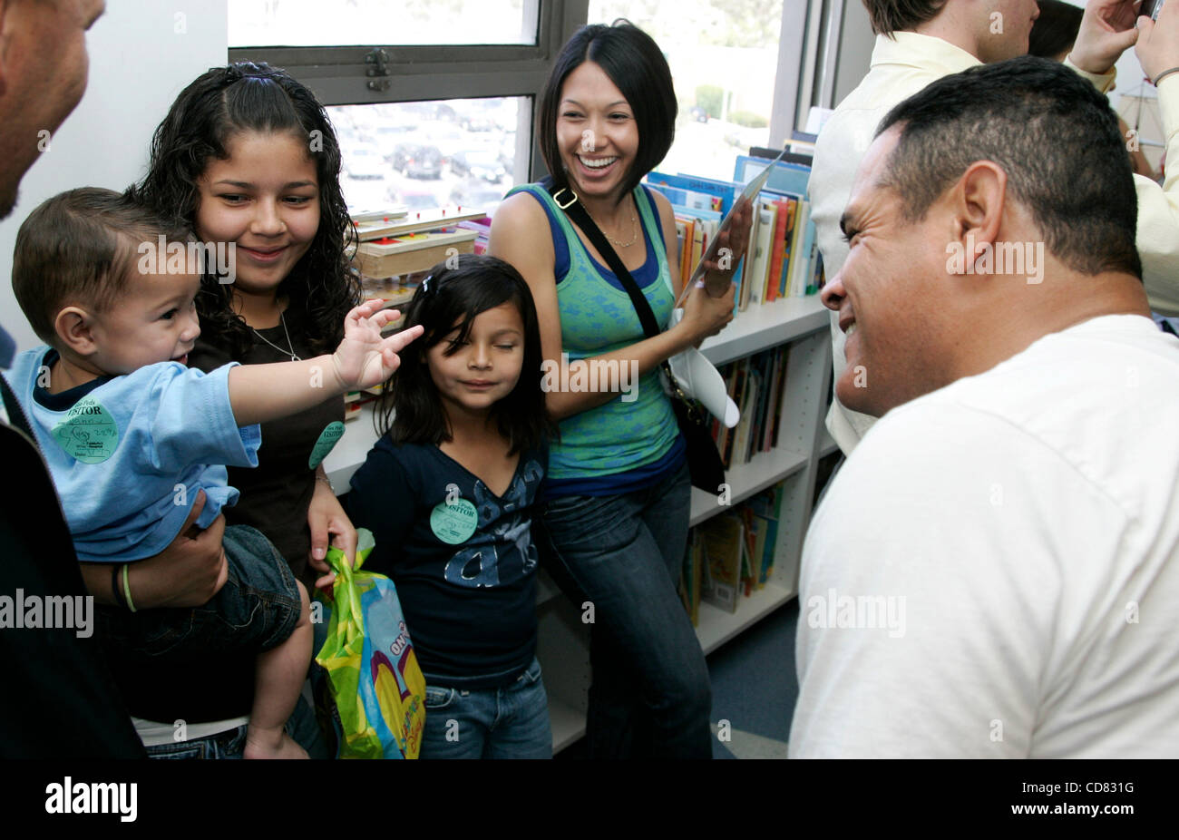 Apr 17, 2008 - Long Beach, CA, USA RAYMOND CRUZ avec un Miller Children's Hospital patient comme participants à ce Samedi's Toyota Pro/Celebrity Race le 19 avril, d' l'hôpital. La course fait don de plus de 90 000 $ à 'Racing' pour les enfants qui bénéficie d'hôpitaux pour enfants dans le sud de la Californie. Mandat Banque D'Images