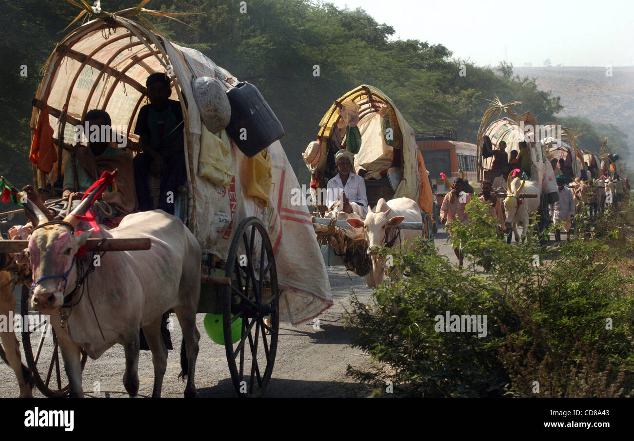 10 Oct 2008 - Saundatti Yellamma, Inde - Voyage fidèles par charrette à la Temple Yellamma Saundatti dans, l'Inde, le premier jour du Yellamma Jatre (festival). L'Jatre Yellamma est un rassemblement annuel d'un demi-million de Yellamma pèlerins qui convergent vers le temple pour adorer la divinité, Banque D'Images