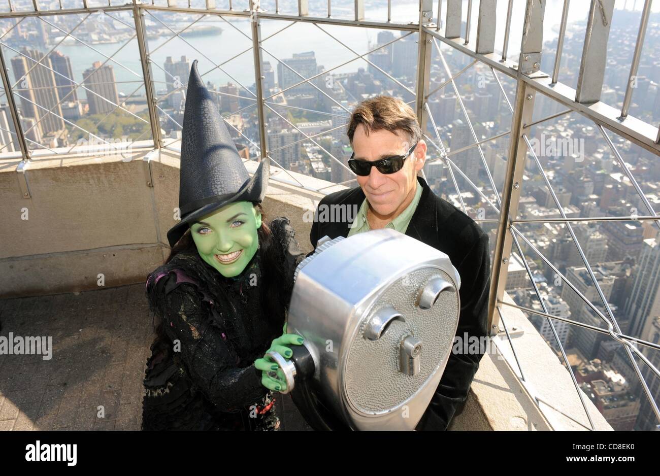 Oct 27, 2008 - Manhattan, New York, USA - compositeur et parolier STEPHEN SCHWARTZ et KERRY ELLIS, star actuelle de la Broadway 'Wicked', vêtu comme l'héroïne, verte Elphaba, la méchante sorcière de l'Ouest, les lumières de l'Empire State Building Green et visite de l'observatoire du 86e étage. (Crédit Banque D'Images