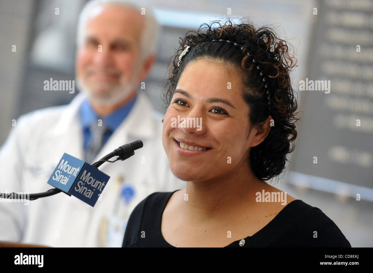 Oct 27, 2008 - Manhattan, New York, USA - DIGNA CARPIO parle lors d'une conférence de presse mise à jour le statut de Digna sextolets Carpio livré le 6 octobre à l'Hôpital Mount Sinai. Victor et Digna Carpio avec leur fils Jhan Carlos, 7 annoncé le nom de leurs six enfants ; Justin, Jizreel, Joel, Jaden, Banque D'Images