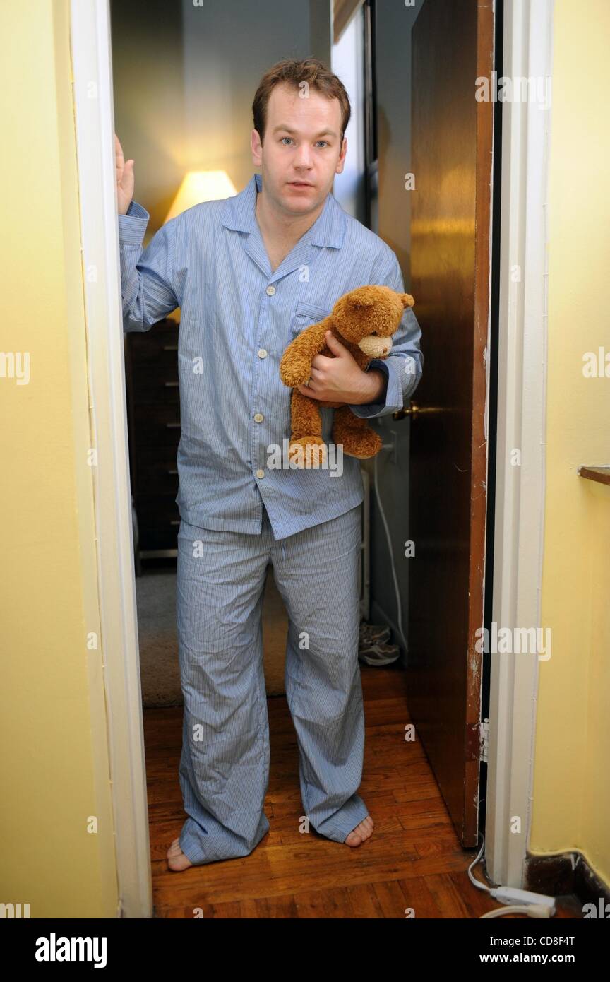 Oct 30, 2008 - Manhattan, New York, USA - comédien Mike Birbiglia. Birbiglia possède une ouverture à l'Bleecker Street Theatre intitulé 'Sleepwalk avec moi'. (Crédit Image : Â© Bryan Smith/ZUMA Press) RESTRICTIONS : * New York * hors droits Journaux Banque D'Images