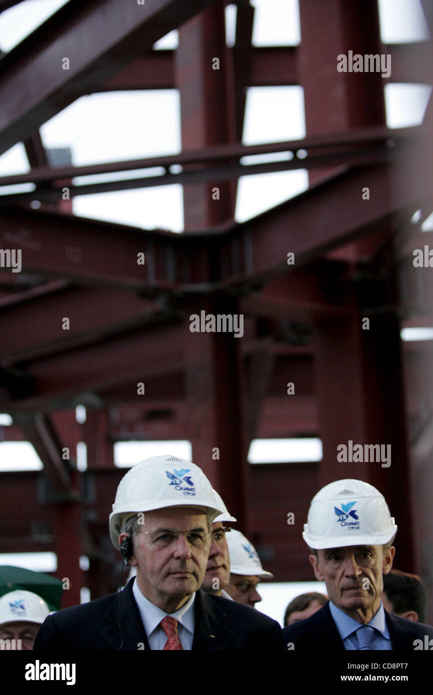 Président du Comité International Olympique, Jacques Rogge, visites Sochi.Photo : Jacques Rogge (c) et président de la commission de coordination du CIO pour Sotchi 2014 Jean-Claude Killy (retour)lors de l'inspection du site de construction de la figure skating arena pour Sotchi 2014 Jeux Olympiques. Rogge et Killy dclared tha Banque D'Images