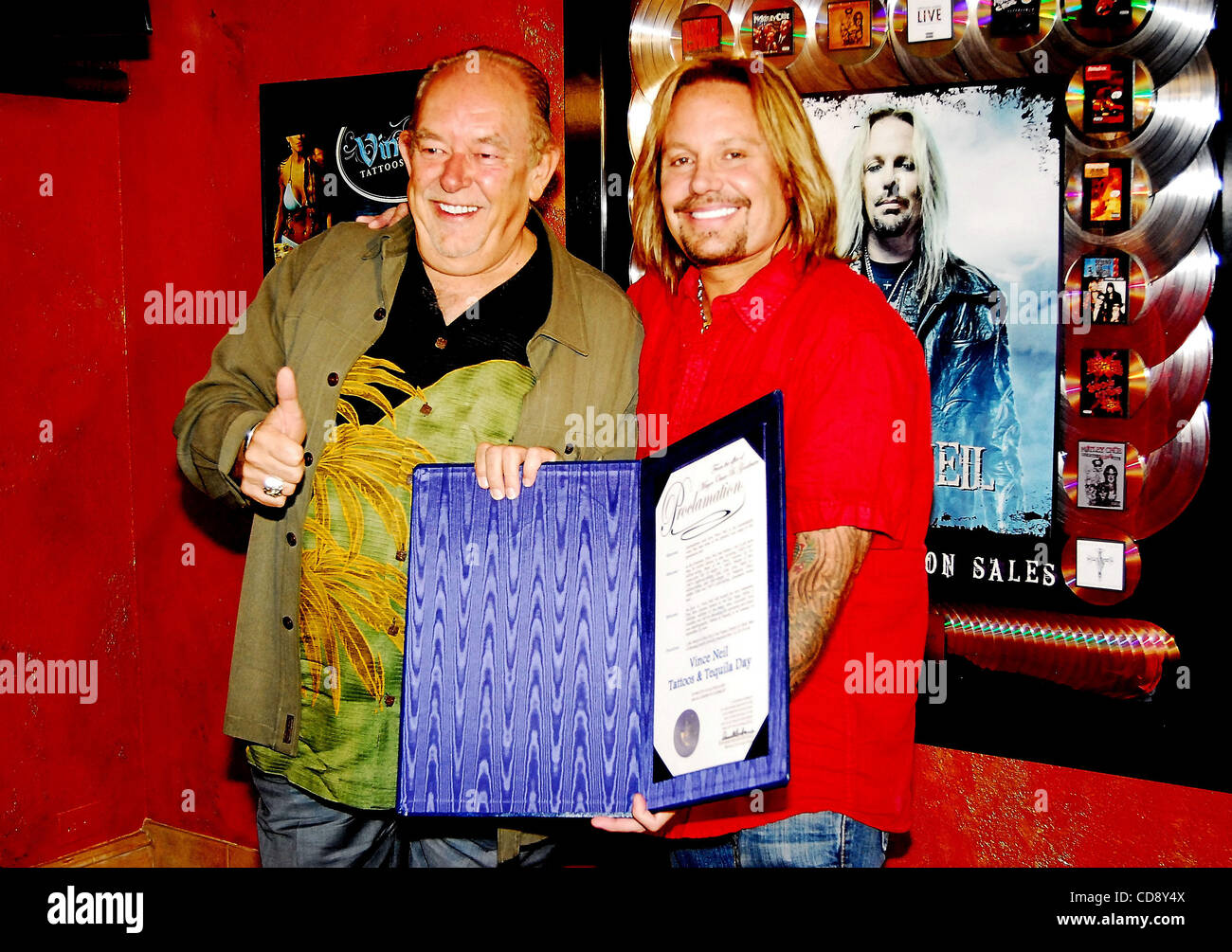 Jun 12, 2010 - Las Vegas, Nevada, États-Unis - célébrité et divertissements writer ROBIN Leach et Vince Neil, poser pour les photographes avec le maire de Las Vegas Oscar Goodman de la proclamation le 12 juin être VINCE NEIL TATTOOS & TEQUILA journée à l'ouverture officielle de Neil's 'Tres Rios Cantina" à l'intérieur de l'Las Banque D'Images