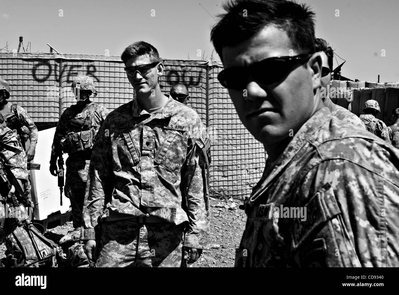 La CPS. ANDY Powell et le Sgt. C.J. Moyen-orient, fantassins avec Abu compagnie, 1er Bataillon, 187e Régiment d'infanterie, attendre sur la zone d'atterrissage à la base d'opérations avancée Boris pour un hélicoptère de voler à leur poste de combat Margah près de la frontière afghano-pakistanaise frontière. Banque D'Images