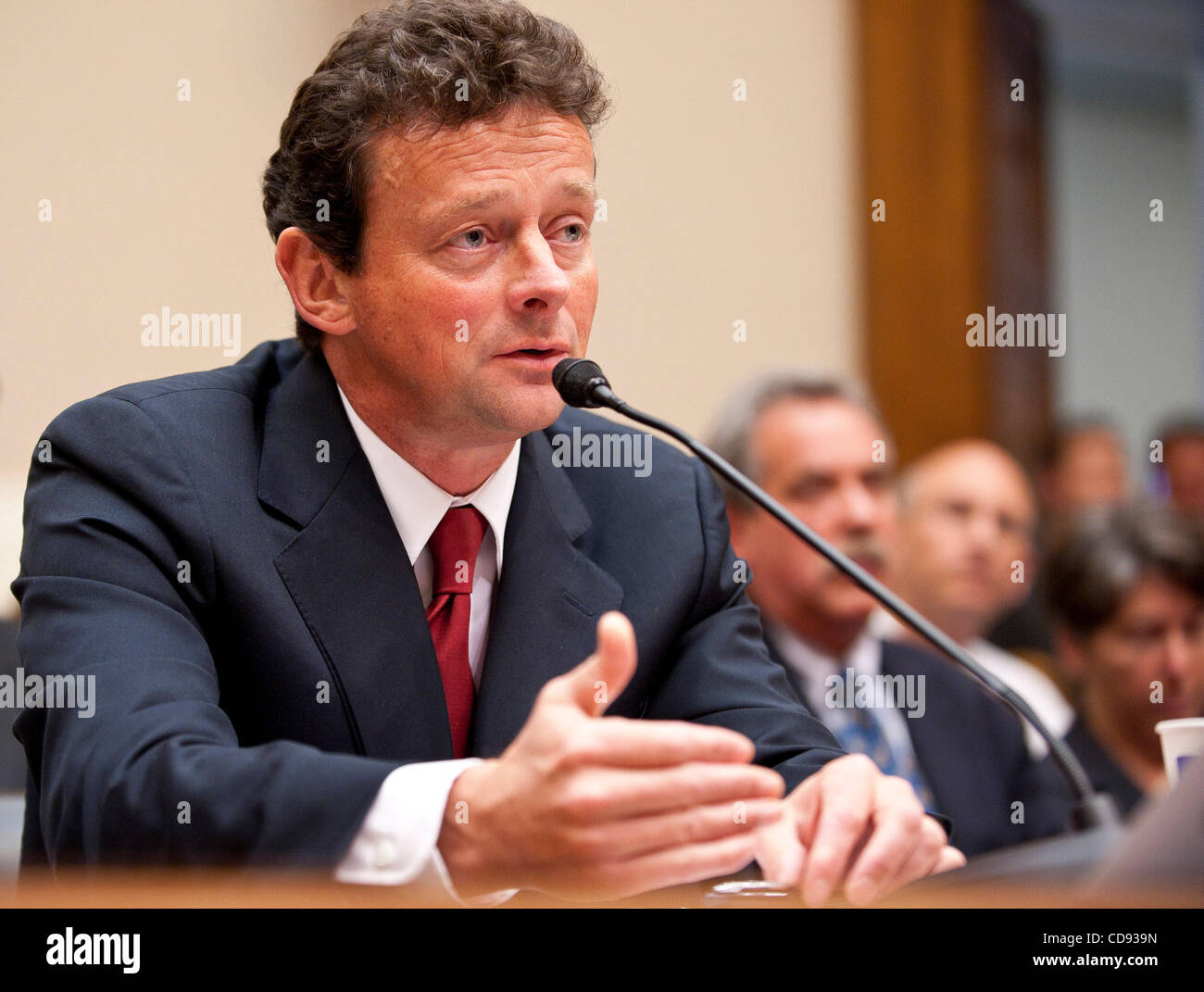 17 juin 2010 - Washington, District of Columbia, États-Unis, - Tony Hayward, DIRECTEUR GÉNÉRAL, BP PLC témoigne devant le Senate House de l'énergie et du Commerce Sous-comité Comité d'Audition sur la couche d'hydrocarbures du Golfe sur le rôle de BP dans l'Explosion de Deepwater Horizon. (Crédit Image : ©/ZUMApress.com) Marovich Pete Banque D'Images