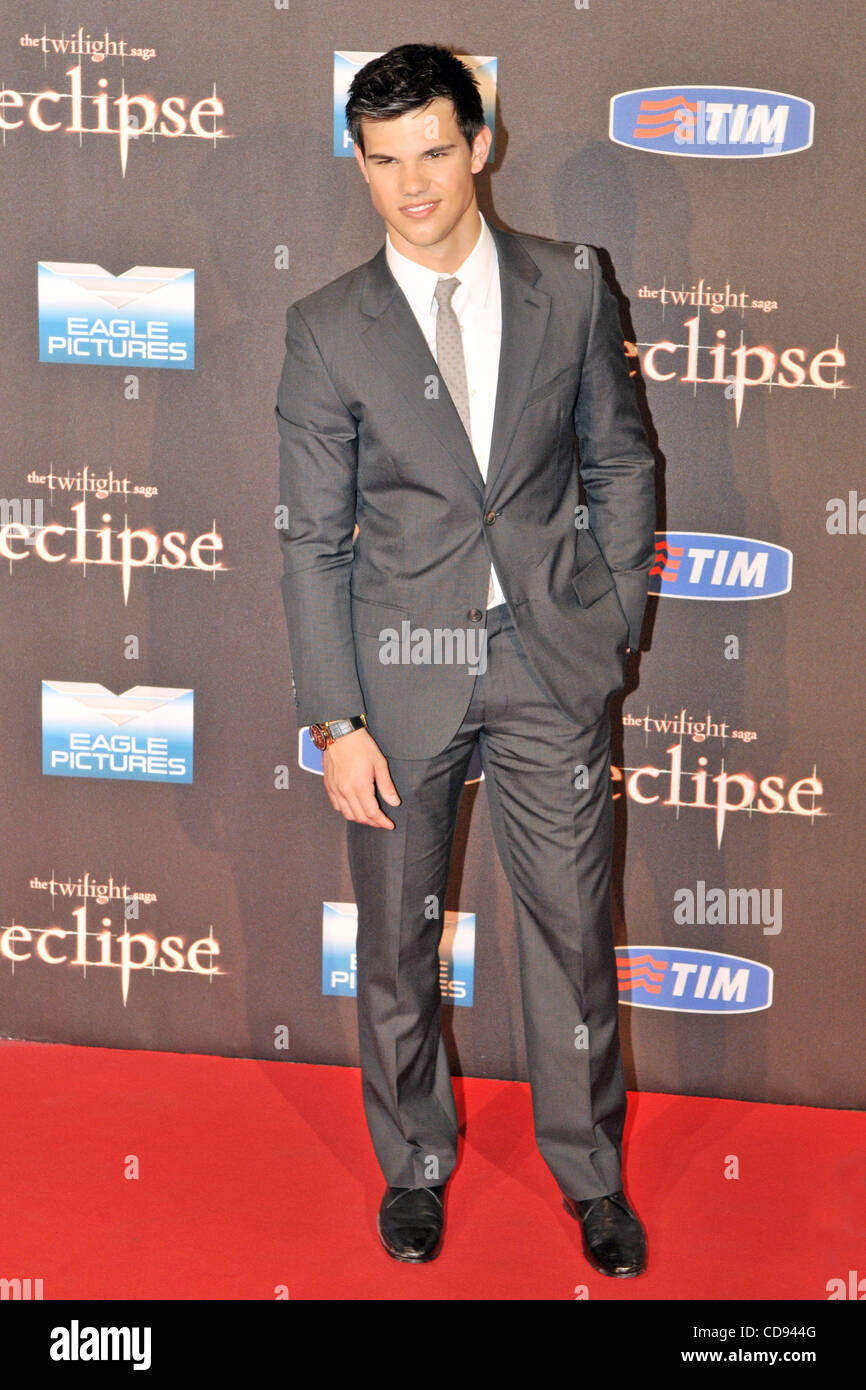 Tapis rouge à la première mondiale d'ECLIPSE le dernier film de la saga Twilight..Taylor Lautner posant au photocall. (Crédit Image : © Andrea Ranalli/ZUMApress.com) Southcreek/mondial Banque D'Images Tapis rouge à la première mondiale d'ECLIPSE le dernier film de la saga Twilight..Taylor Lautner posant au photocall. (Crédit Image : © Andrea Ranalli/ZUMApress.com) Southcreek/mondial Banque D'Images