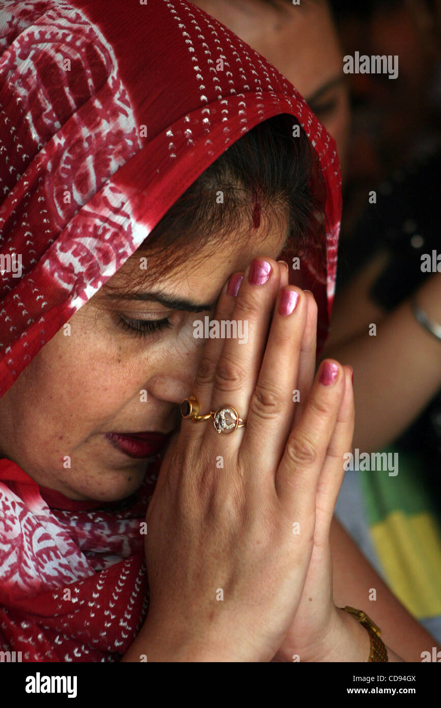 Jun 19, 2010 - TullaMulla Ganderbal, Cachemire, Inde - les dévots hindous Cachemiris offrant des prières à Mata Kheer Bhawani Temple, au cours d'un festival annuel, à TullaMulla Ganderbal, environ 28 kilomètres (18 milles) au nord-est de Srinagar, la capitale d'été du Cachemire indien. Des milliers de dévots hindous atte Banque D'Images