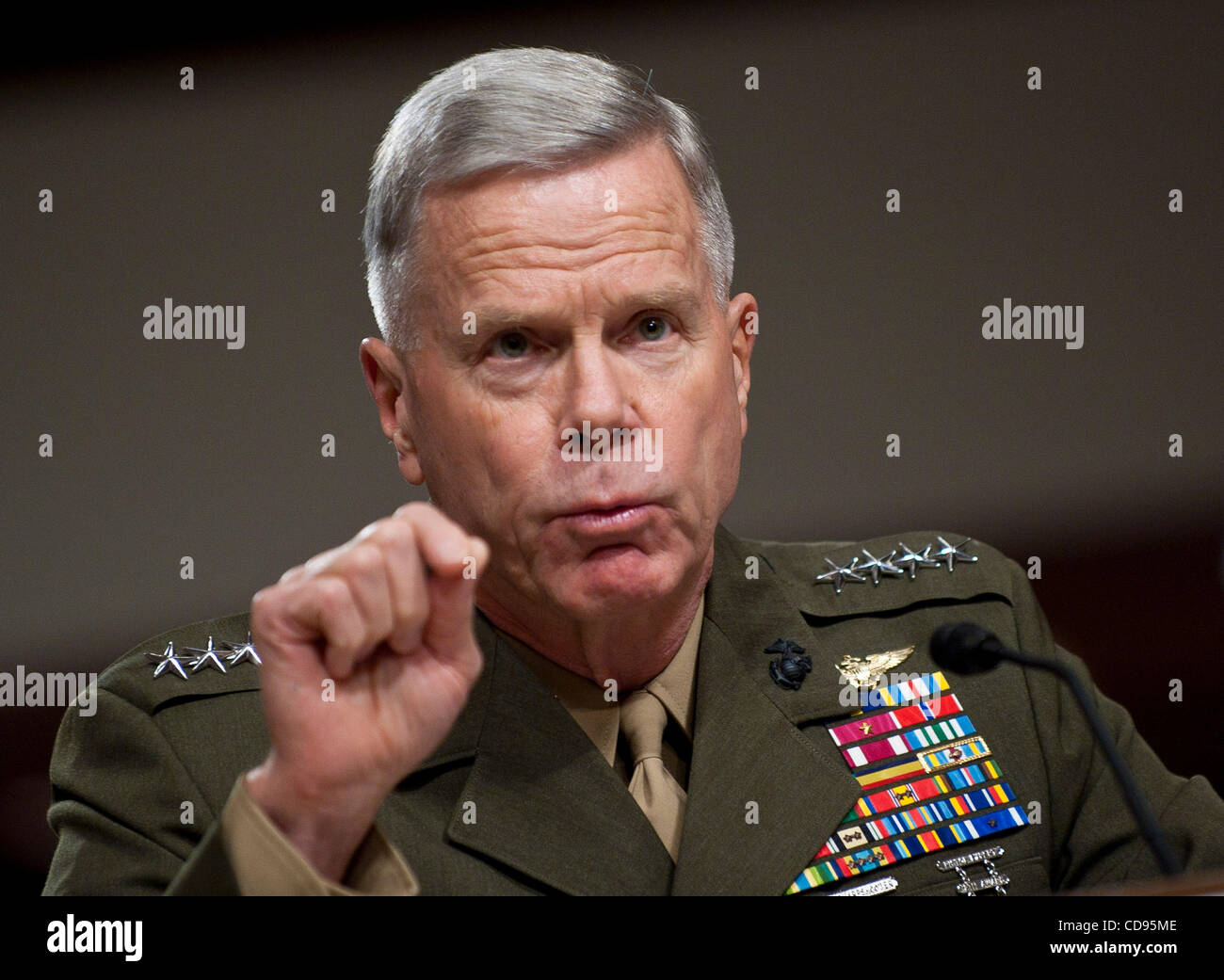 22 juin 2010 - Washington, District of Columbia, États-Unis -, le général James Amos, commandant adjoint de la Marine Corps témoigne sur la colline du Capitole mardi devant la commission des forces armées du Sénat Audition sur les progrès dans la prévention des suicides militaires et les défis en matière de détection et de soins de l'invisi Banque D'Images