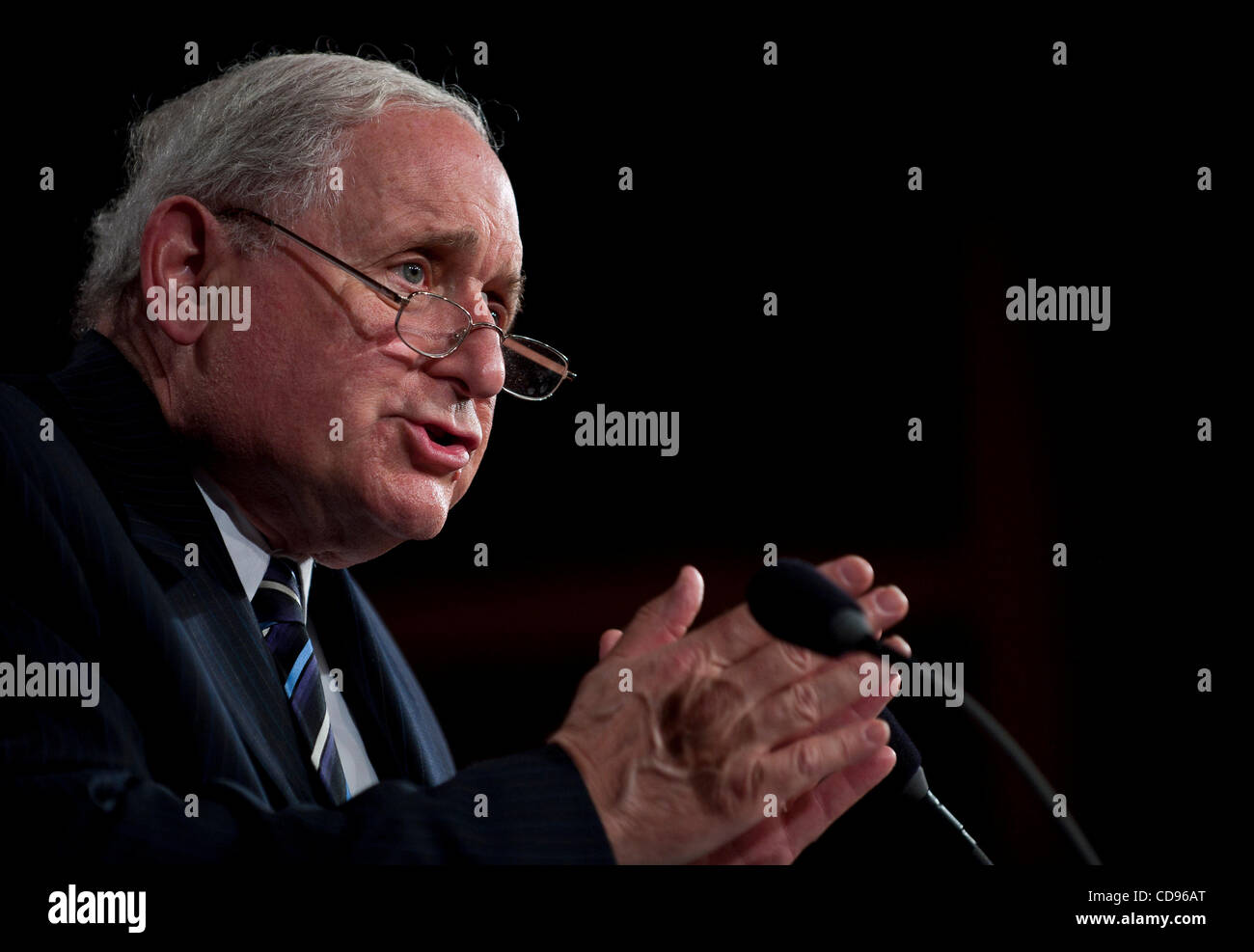 23 juin 2010 - Washington, District of Columbia, États-Unis, - le sénateur Carl Levin tient une conférence de presse sur la démission du Général Stanley McChrystal et la décision du Président Obama de demander le Général David Petraeus, pour le remplacer en tant que commandant en Afghanistan. (Crédit Image : ©/ZUMApress.com) Marovich Pete Banque D'Images