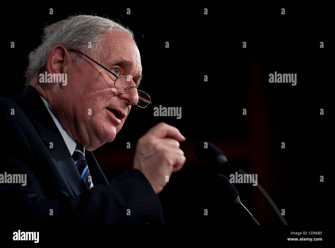 23 juin 2010 - Washington, District of Columbia, États-Unis, - le sénateur Carl Levin tient une conférence de presse sur la démission du Général Stanley McChrystal et la décision du Président Obama de demander le Général David Petraeus, pour le remplacer en tant que commandant en Afghanistan. (Crédit Image : ©/ZUMApress.com) Marovich Pete Banque D'Images