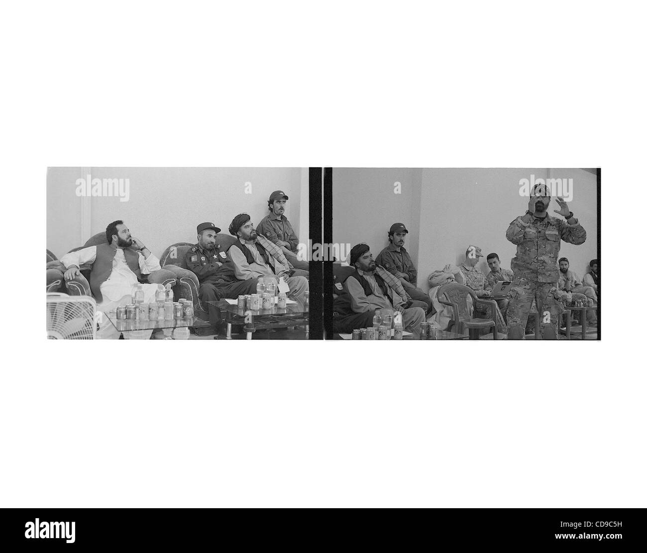 Jul 01, 2010 - L'Afghanistan Paktika, - des représentants du gouvernement afghan et de la Police nationale afghane écouter un commando parler à la shura, ou de la réunion, avec les anciens. (Crédit Image : © Bill Putnam/ZUMAPRESS.com) Banque D'Images
