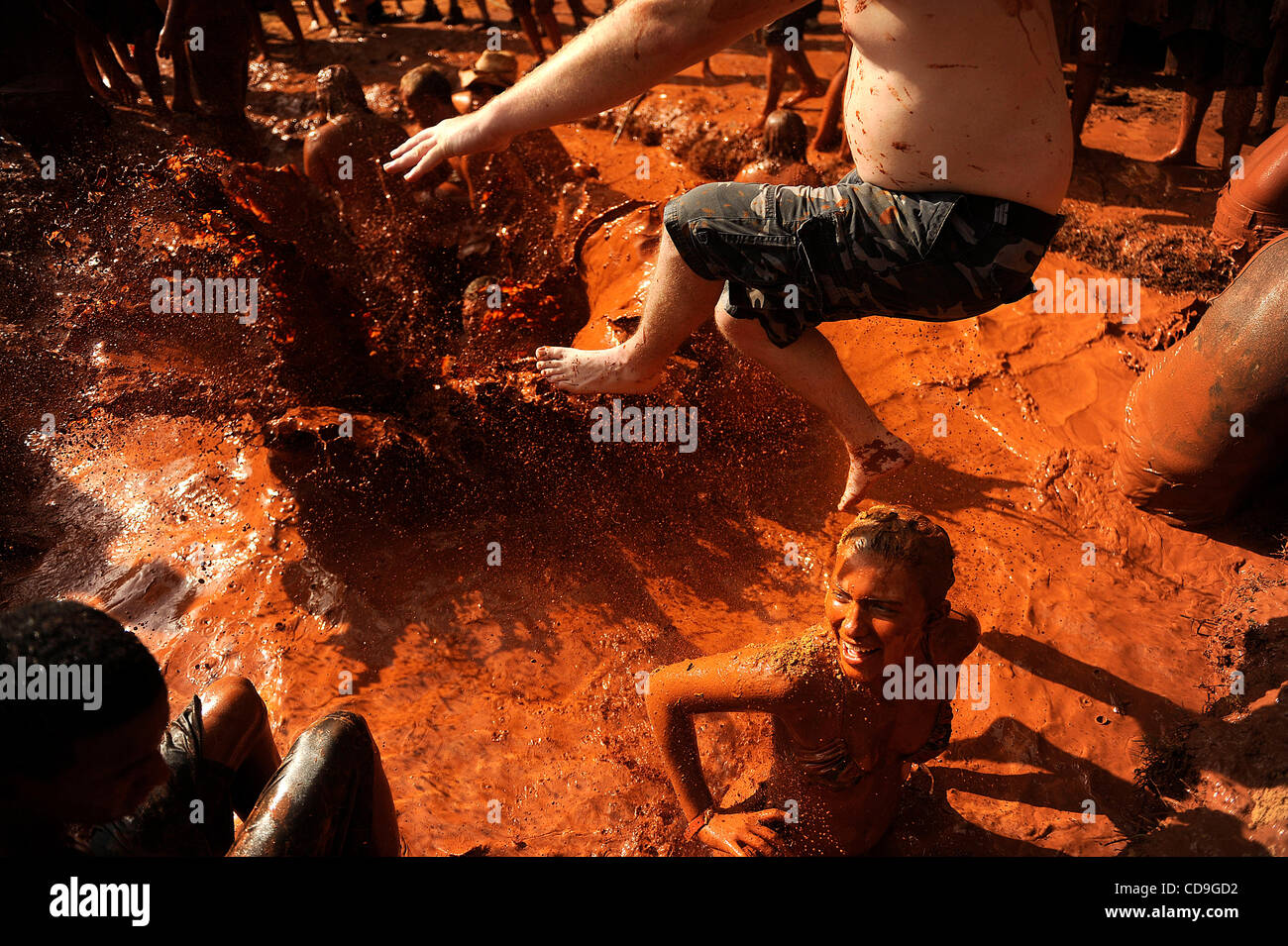 Samedi 10 juillet, 2010 EAST DUBLIN, OHIO - un participant aux Jeux Redneck sauts sur une fille comme elle bauges dans la boue pendant la belly flop au concours pendant la Buckeye Jeux Redneck dans l'Est de Dublin, la Géorgie. Les jeux ont commencé en 1996 en tant qu'usurper sur les Jeux Olympiques qui ont eu lieu à Atlanta, G Banque D'Images