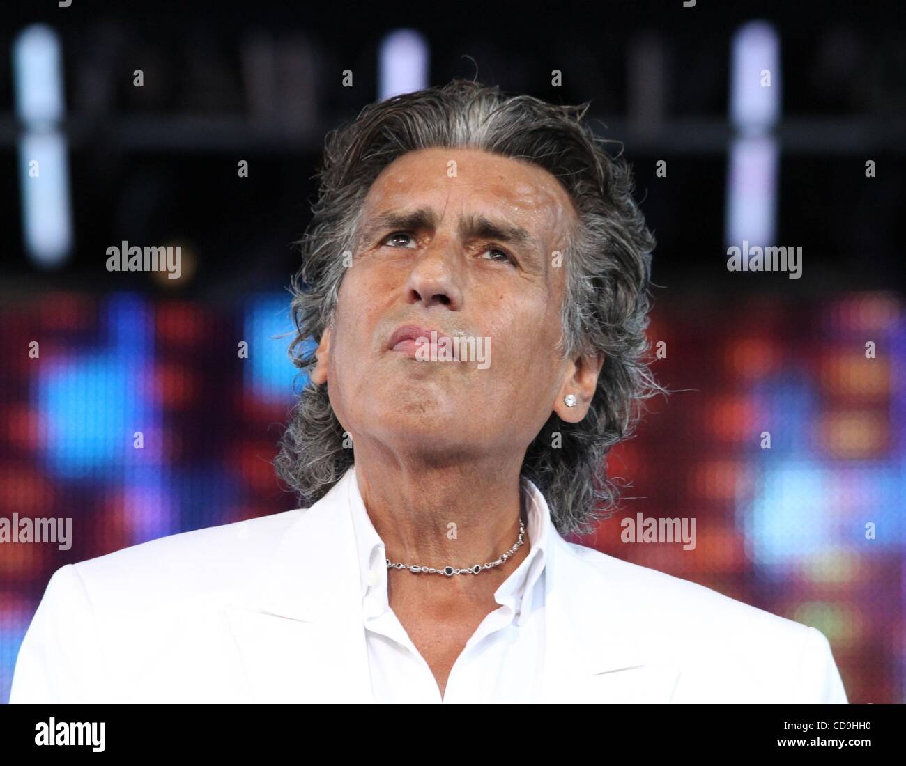 12 Jul 2010 - Minsk, Belarus - chanteur et auteur-compositeur italien Toto Cutugno l'exécution à l'Alpenperle Bazar festival. (Crédit Image : Â© PhotoXpress/ZUMApress.com) Banque D'Images