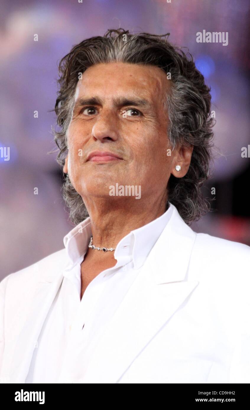 12 Jul 2010 - Minsk, Belarus - chanteur et auteur-compositeur italien Toto Cutugno l'exécution à l'Alpenperle Bazar festival. (Crédit Image : Â© PhotoXpress/ZUMApress.com) Banque D'Images