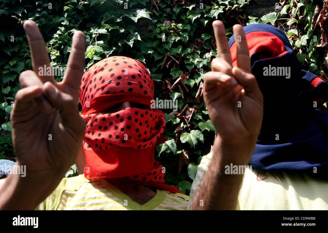 Jul 24, 2010 - Srinagar, au Cachemire, en Inde - des manifestants non identifiés qui tombe en pierre lors d'une conférence de presse. Les manifestants ont rejeté l'appel du chef militant S. Sallhudin et leader séparatiste extrémiste S. Ali Shah Geelani pour briser la grève générale qui a été qui handicapent le cachemire pour t Banque D'Images