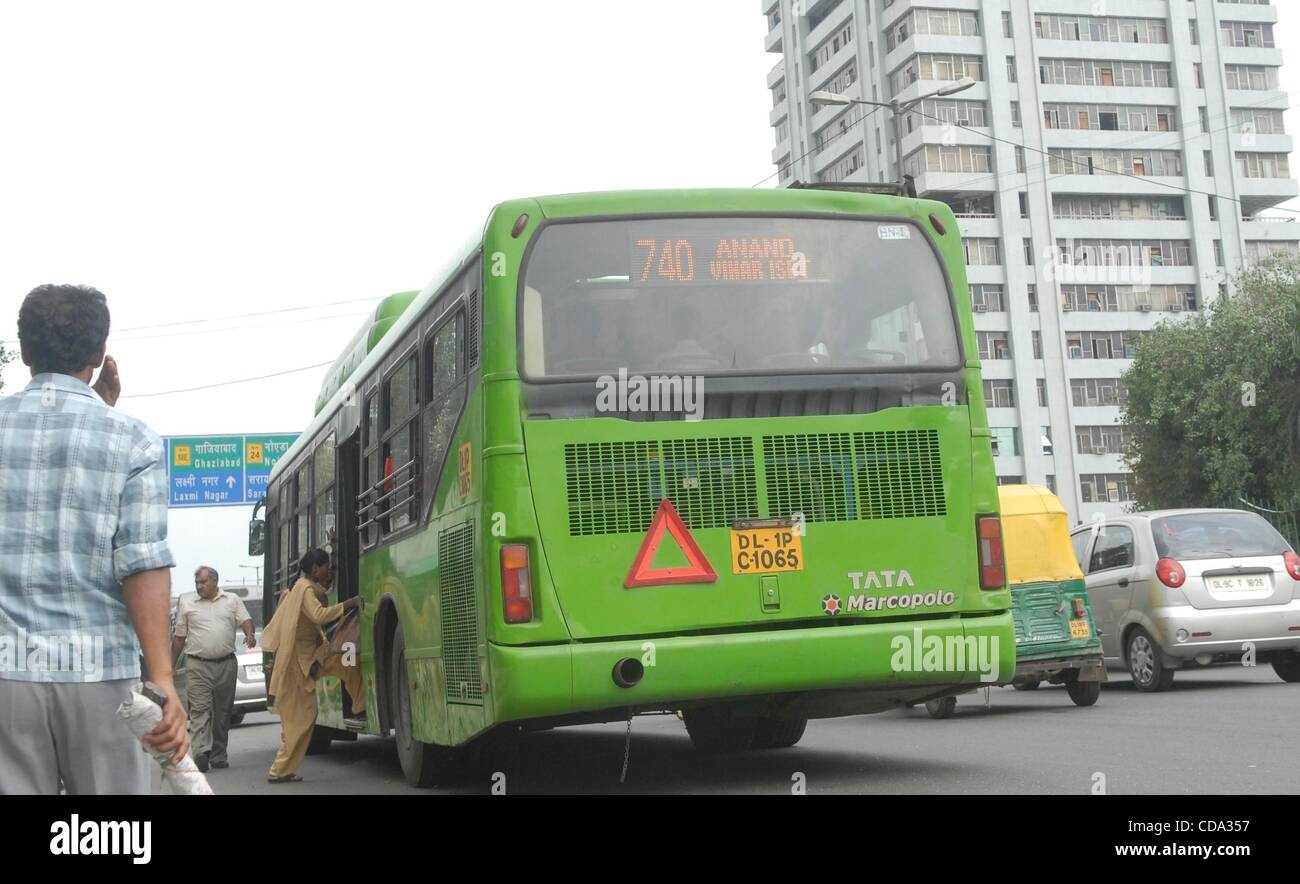 Aug 03, 2010 - Delhi, Inde - avec les bus comprend actuellement et l'état des bus blueline Delhi exécuter la vieille Sociétés de transport inefficace rachitique service de bus. Si tout va comme prévu tout cela pourrait changer pour mieux avec l'introduction d'autobus de faible hauteur par DTC. Ces bus ont b Banque D'Images