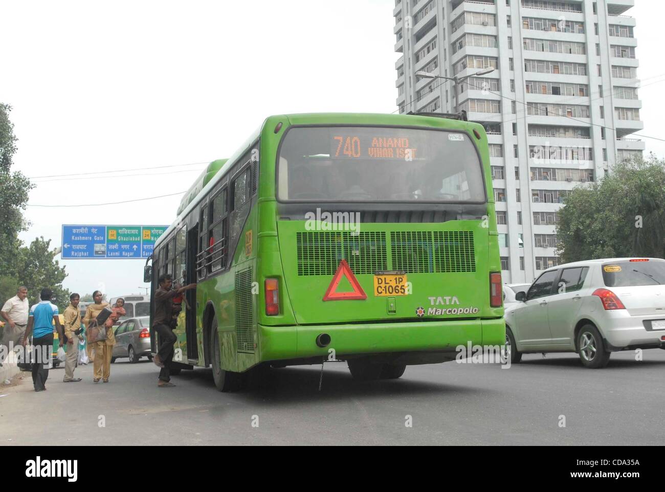 Aug 03, 2010 - Delhi, Inde - avec les bus comprend actuellement et l'état des bus blueline Delhi exécuter la vieille Sociétés de transport inefficace rachitique service de bus. Si tout va comme prévu tout cela pourrait changer pour mieux avec l'introduction d'autobus de faible hauteur par DTC. Ces bus ont b Banque D'Images