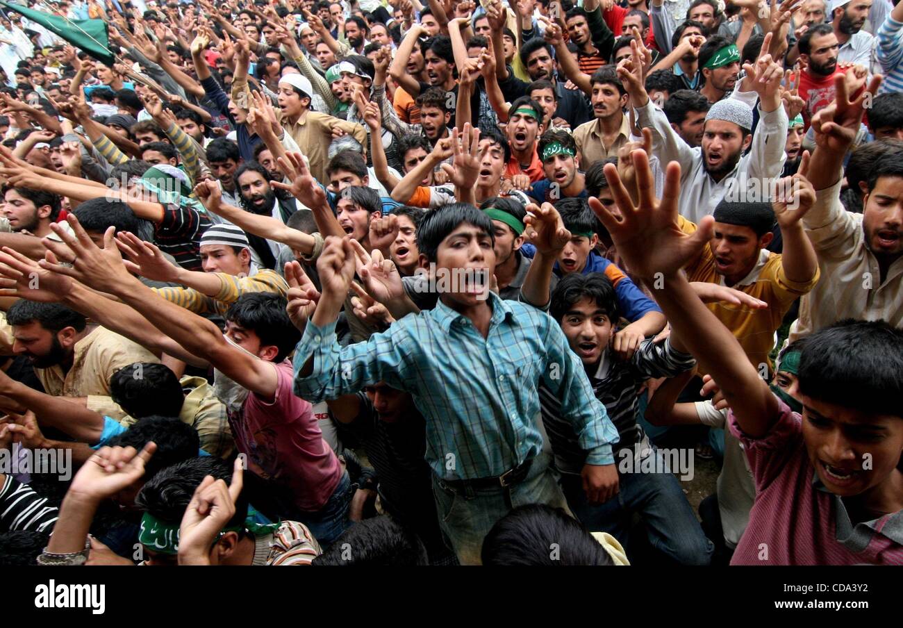 Août 04, 2010 - Srinagar, au Cachemire, l'Inde - les musulmans du Cachemire crier des slogans anti-Inde une protestation aganist récent assassinat par la police indienne à Khrew Pampore, 25 km de Srinagar. Des dizaines de milliers de policiers armés et des soldats paramilitaires patrouillaient dans les rues désertes du Cachemire indien et wa Banque D'Images