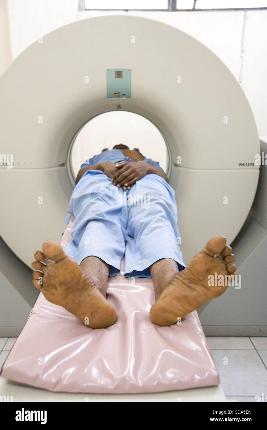 6 août 2010 - Mwanza, Tanzanie - le 6 août 2010, Mwanza, Tanzanie - un  accident de moto victime bénéficie d'un scanner du cerveau au Centre  médical de Bugando à Mwanza, Tanzanie.