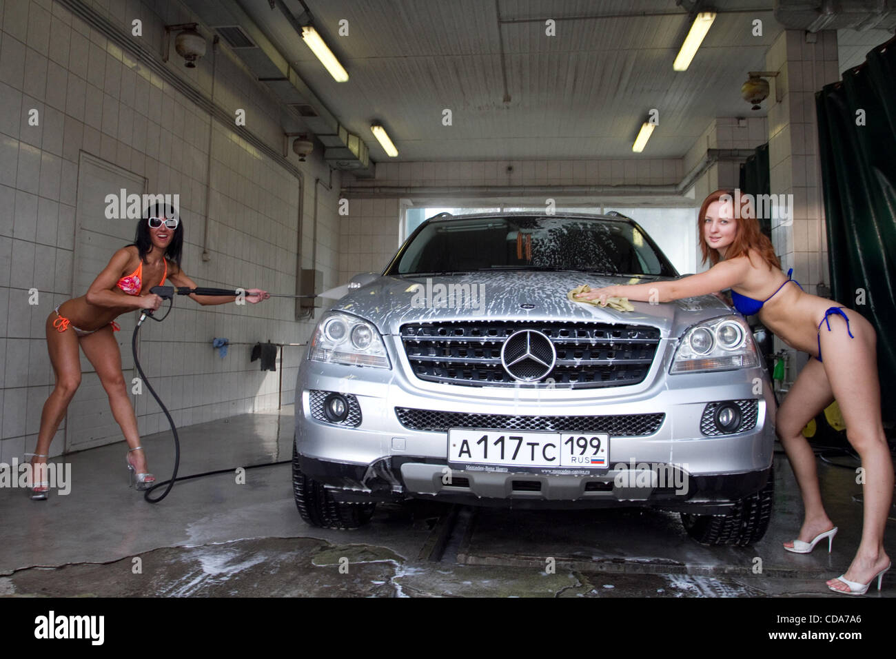Bikini Car Wash Action érotique à l'un des lave-auto de Moscou sur  l'autoroute Kashirskoye. Lorsque la plupart des gens souffrent de la  chaleur et du smog de Moscou quelques filles ont le