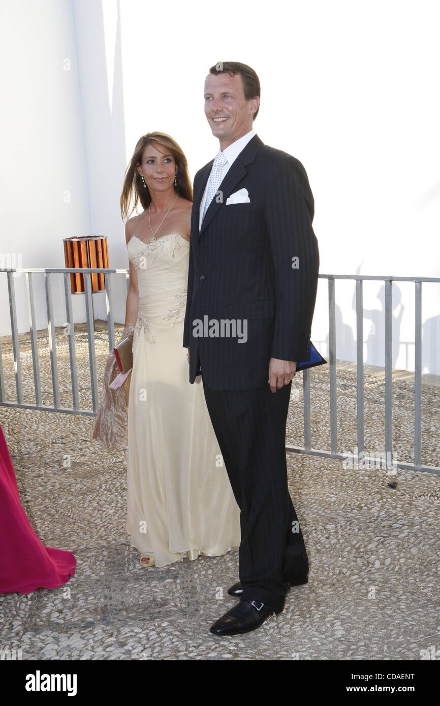 25 août 2010 - L'île de Spetses, Grèce - le Prince Joachim du Danemark et de la princesse Marie de Danemark arrivent pour le mariage du Prince Nikolaos de Grèce avec Tatiana Blatnik, Dans l'île de Spetses. (Crédit Image : © Vafeiadakis ZUMApress.com) Aristidis/ Banque D'Images