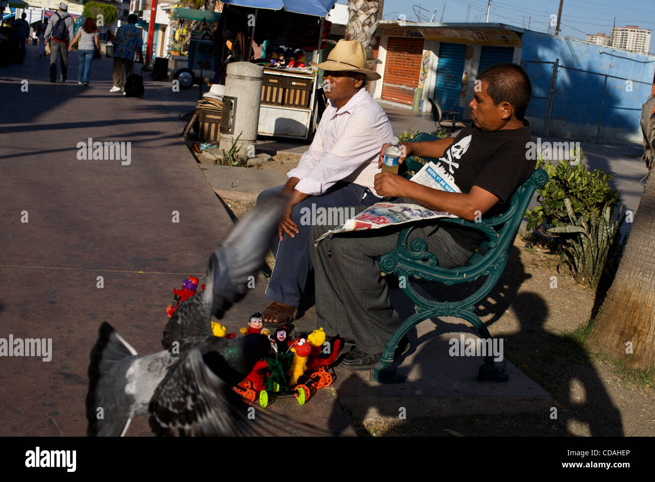 30 août 2010 - Tijuana, États-Unis - deux hommes partagent un verre sur l'actualités autour de la rue de la Révolution. (Crédit Image : © Jordan Place/ZUMApress.com) Banque D'Images