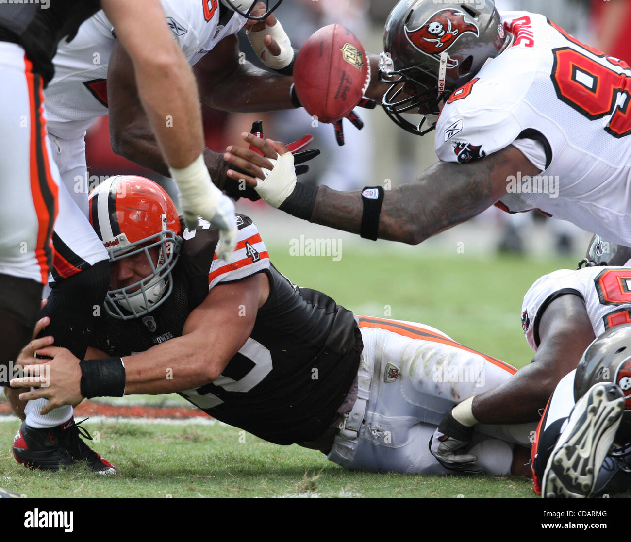 12 septembre 2010 - Tampa, FL, USA - JAMES | BORCHUCK 328117 fois.TP  BORC Bucs-13 (09/12/10) (Tampa, FL) Peyton Hillis fumbles la balle au deuxième trimestre, mais ont repris comme Ryan Sims (98) et Sean Jones (26) lutte pour l'unité lors de la Tampa Bay Buccaneers match contre les Browns de Cleveland à Raym Banque D'Images