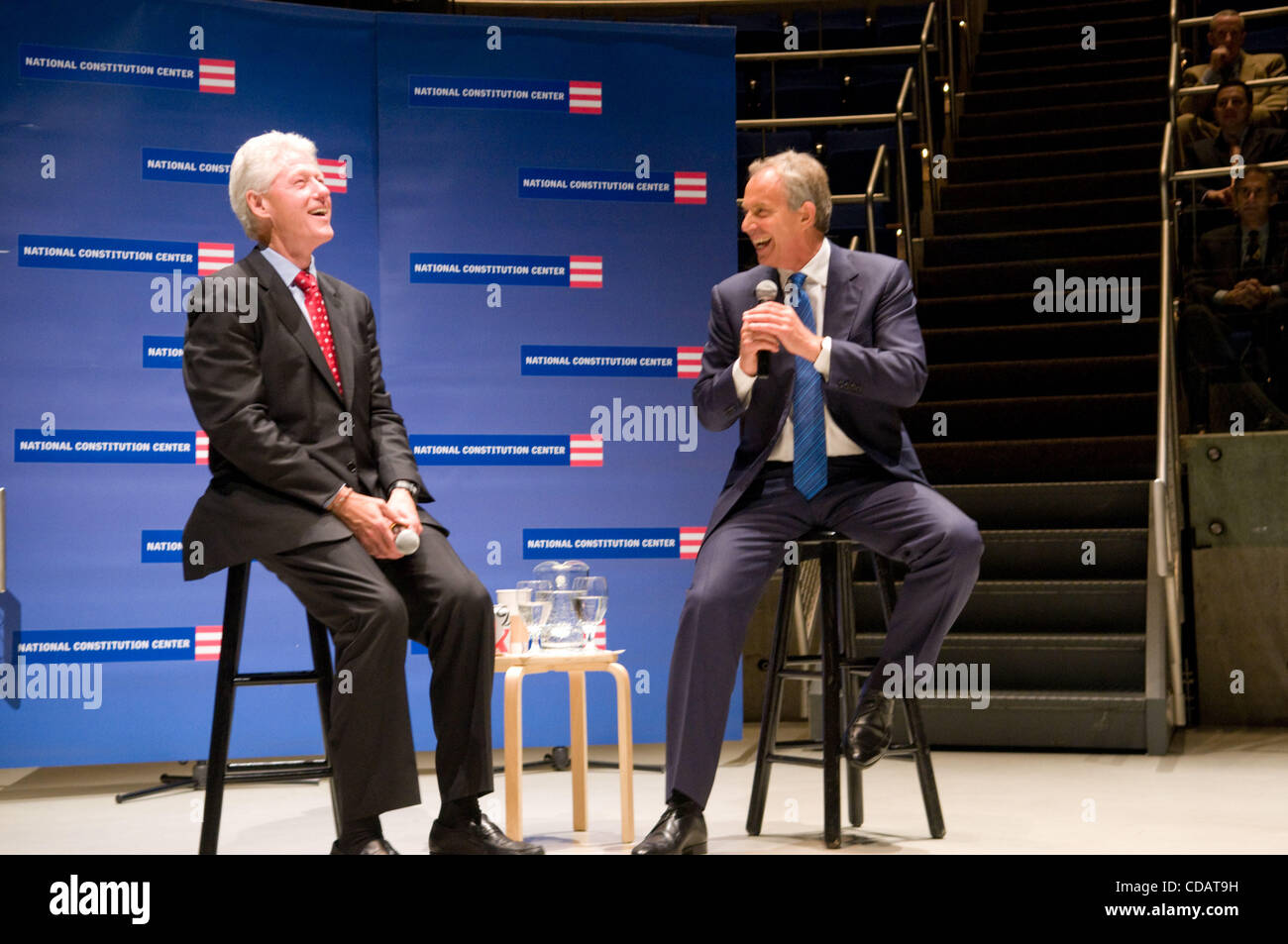 13 septembre 2010, Philadelphie, PA, USA-l'ancien président, Bill Clinton et l'ancien Premier Ministre de l'Angleterre, TONY BLAIR, participer à une conversation dans le stade National Constitution Center's Kimmel Theatre. La conversation a coïncidé avec la publication de Tony Blair le memoi Banque D'Images